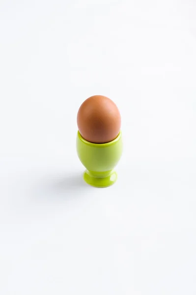 Puchar zielonych jaj na niebieskim tle — Zdjęcie stockowe