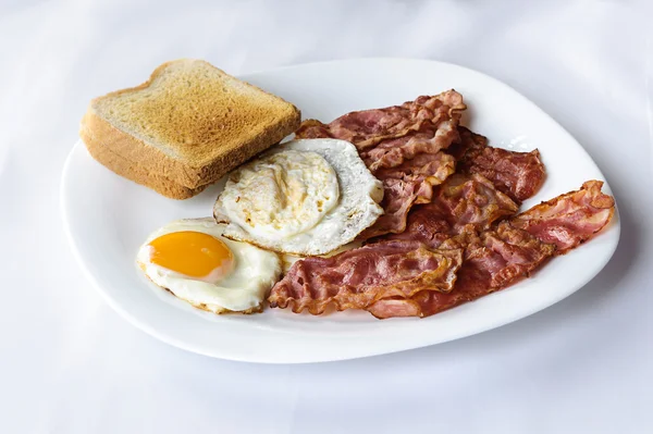 Egg and bacon with toast — Stock Photo, Image