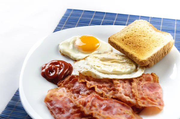 Egg and bacon with toast — Stock Photo, Image