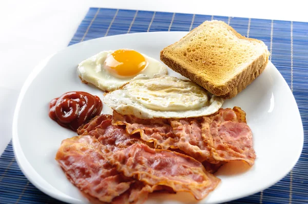 Egg and bacon with toast — Stock Photo, Image