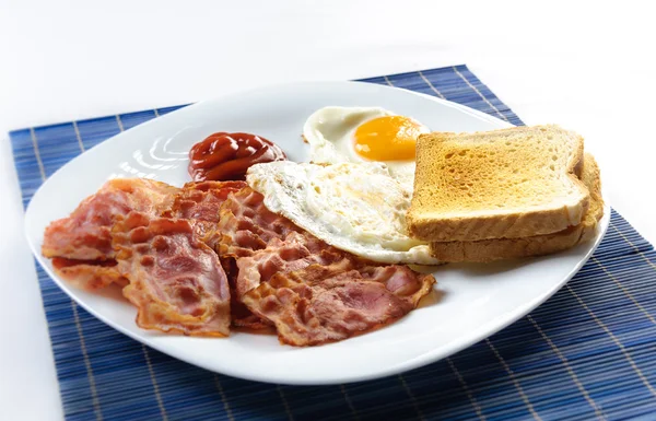 Ägg och bacon med toast — Stockfoto
