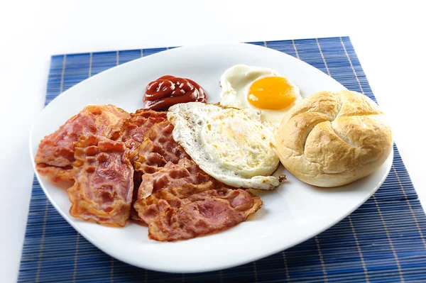 Egg and bacon with toast — Stock Photo, Image