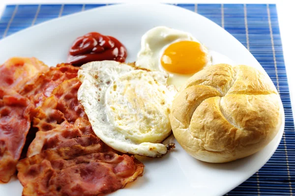 Egg and bacon with toast — Stock Photo, Image