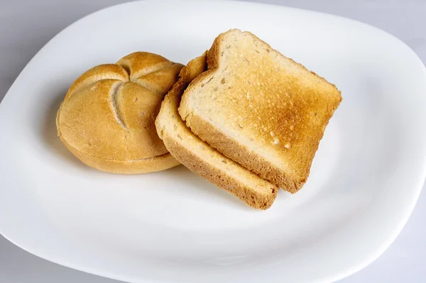 Pan tostado sobre fondo blanco —  Fotos de Stock