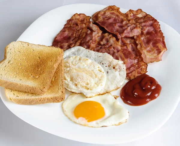 Egg and bacon with toast — Stock Photo, Image