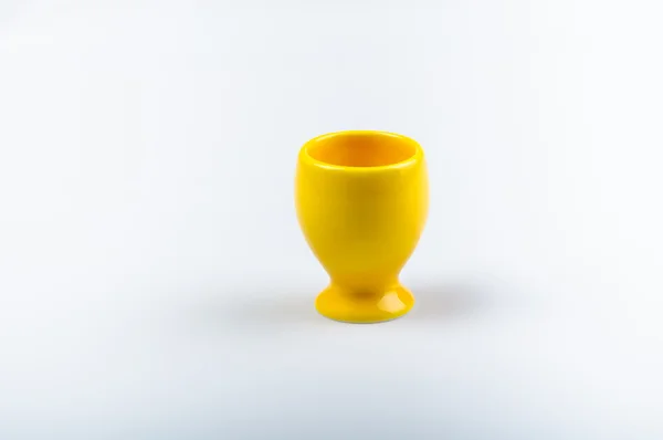 Tasse à œufs jaune sur blanc — Photo