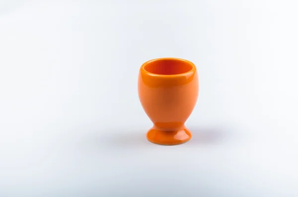 Tasse à œufs orange sur blanc — Photo