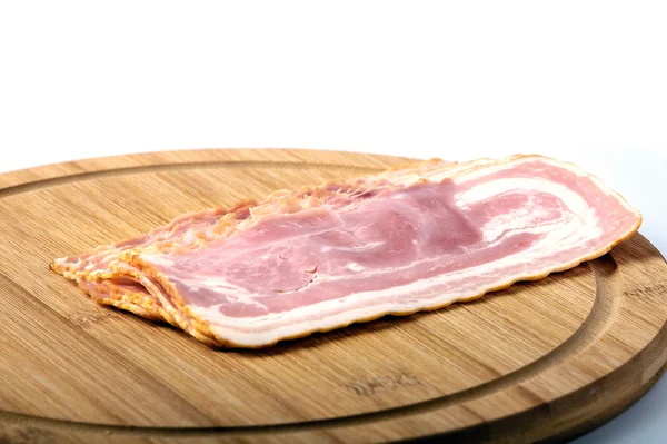 Bacon de porco fatiado em madeira — Fotografia de Stock
