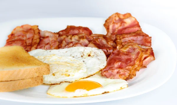 Ägg och bacon med toast — Stockfoto