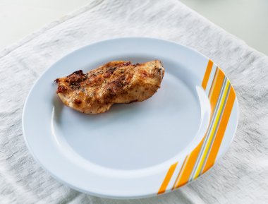 Beyaz bir tabak ızgara tavuk fileto