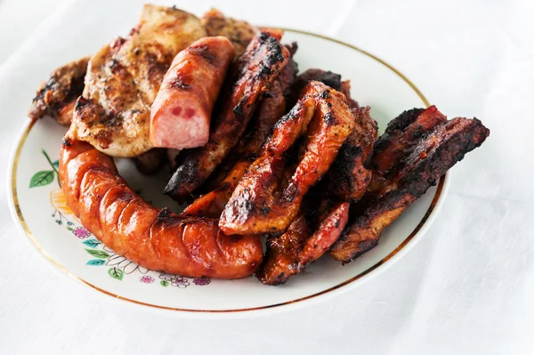 Блюдо с мясом на гриле — стоковое фото