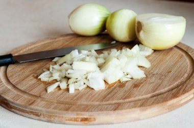Tahtada dilimlenmiş soğan.