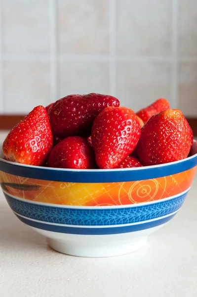 Aardbeien in een kom — Stockfoto