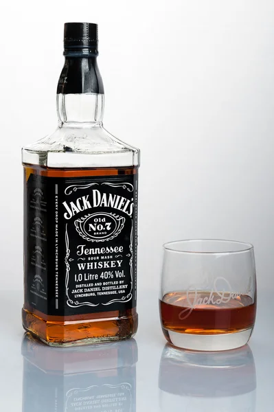 Üveg és egy üveg jack daniels — Stock Fotó