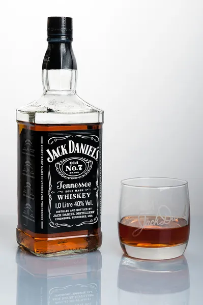 jack daniels şişesi ve bir bardak