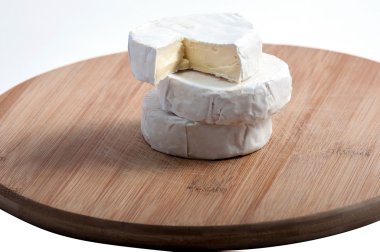 birkaç parça ahşap tahta üzerinde peynir