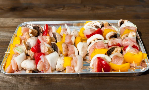 Preparation for the barbecue - raw skewers on a tray — Stock Photo, Image