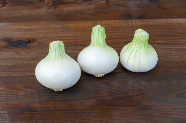 Onion on wooden desk — Stock Photo, Image