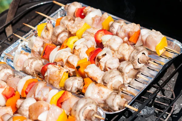 Voorbereiding voor de barbecue - ruwe spiesjes op een dienblad — Stockfoto