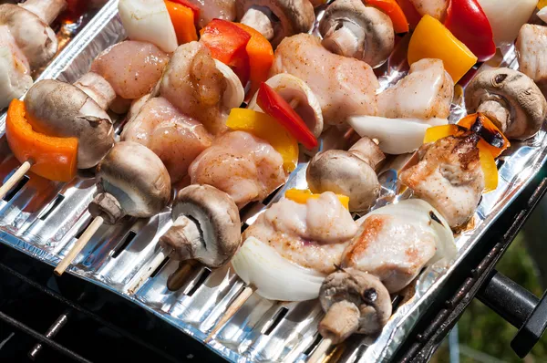 Voorbereiding voor de barbecue - ruwe spiesjes op een dienblad — Stockfoto