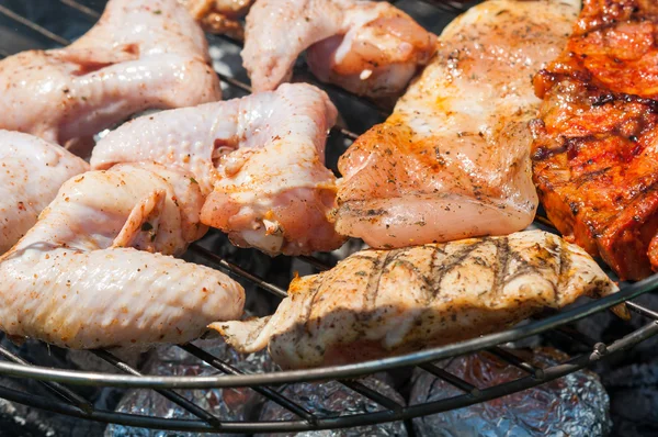 Preparazione per il barbecue arrosto di carne — Foto Stock