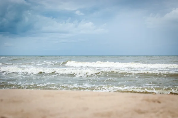 Onda do mar na praia de areia — Fotografia de Stock