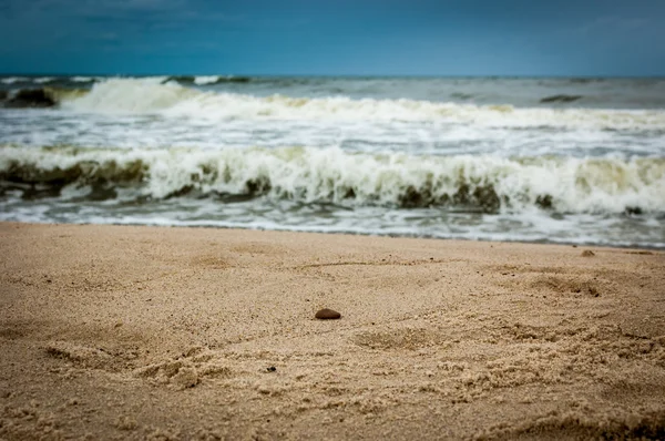 Onda del mare sulla spiaggia di sabbia — Foto Stock