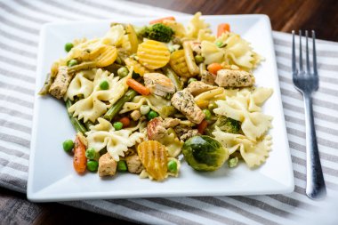 Tavuk ve sebzelerle beslenmek. Basit bir yemek.