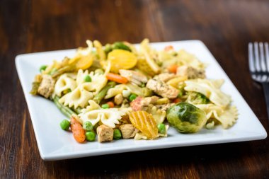 Tavuk ve sebzelerle beslenmek. Basit bir yemek.