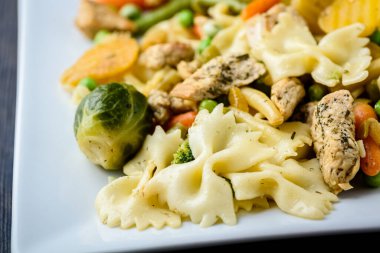 Tavuk ve sebzelerle beslenmek. Basit bir yemek.