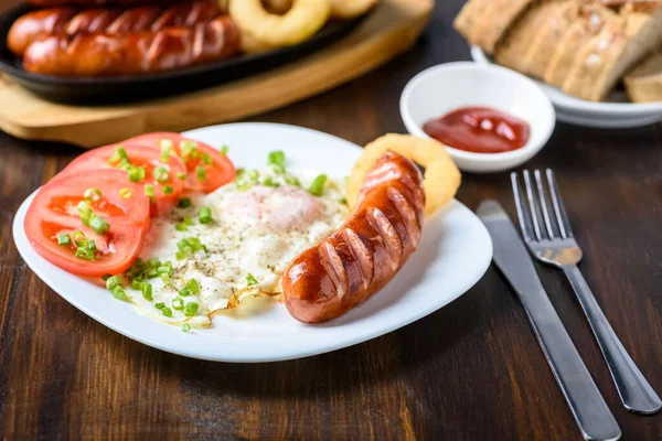 Grillwurst Mit Spiegelei Und Tomaten Ein Nahrhaftes Frühstück Für Einen — Stockfoto