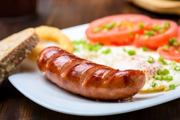 Grillwurst Mit Spiegelei Und Tomaten Ein Nahrhaftes Frühstück Für Einen — Stockfoto