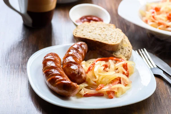 Grillwurst Mit Geschmorten Zwiebeln Und Paprika Ein Nahrhaftes Frühstück Für — Stockfoto