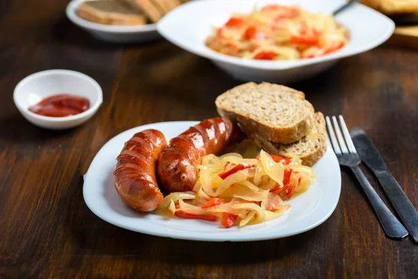 Grillwurst Mit Geschmorten Zwiebeln Und Paprika Ein Nahrhaftes Frühstück Für — Stockfoto