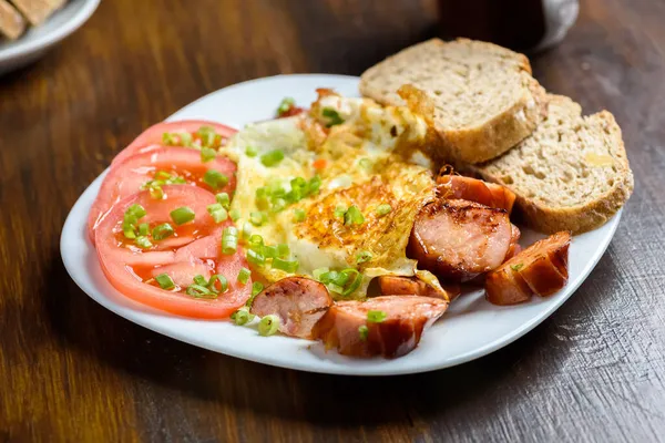 焼きソーセージおいしい目玉焼きとトマト ハードな一日のための栄養価の高い朝食 — ストック写真