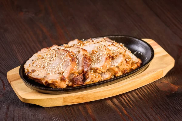 Gesneden Varkensvlees Een Kookplaat Bestrooid Met Sesamzaad — Stockfoto
