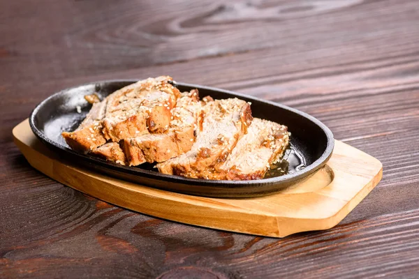 Sliced Pork Hot Plate Sprinkled Sesame Seeds — Stock Photo, Image