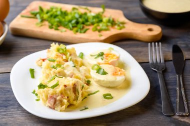 Yumurta ve yaban turpu soslu domuz pastırmalı patates püresi.