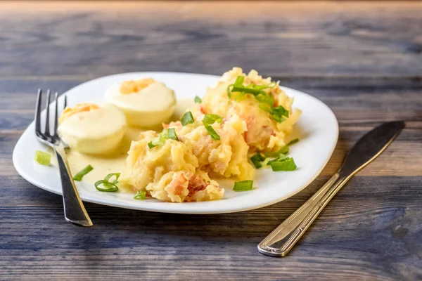 ベーコンとマッシュポテトに卵とホースラディッシュソース — ストック写真