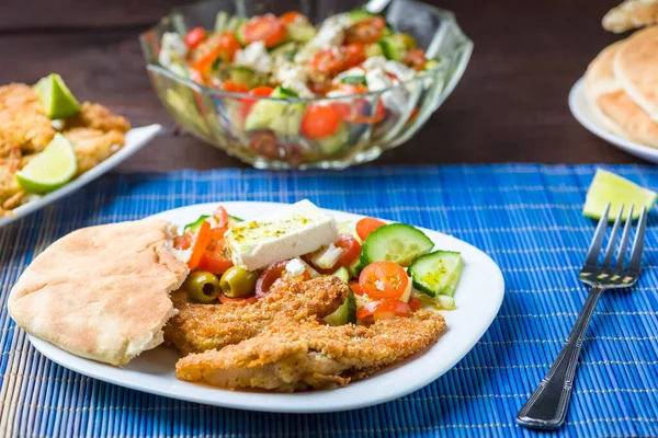 Gebakken Vis Geserveerd Met Groentesalade Met Feta Kaas Pitabrood — Stockfoto