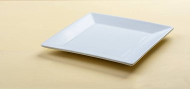 Çeşitli malzemelerden yapılmış doğal tabloların üzerinde beyaz kare plaka