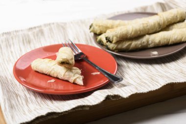 Ispanak ve peynir ile doldurulmuş Phyllo hamur tüpleri.