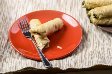 Ispanak ve peynir ile doldurulmuş Phyllo hamur tüpleri.