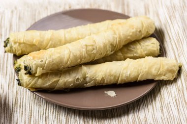 Ispanak ve peynir ile doldurulmuş Phyllo hamur tüpleri.