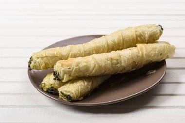 Ispanak ve peynir ile doldurulmuş Phyllo hamur tüpleri.