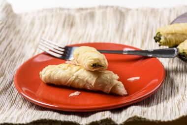 Ispanak ve peynir ile doldurulmuş Phyllo hamur tüpleri.