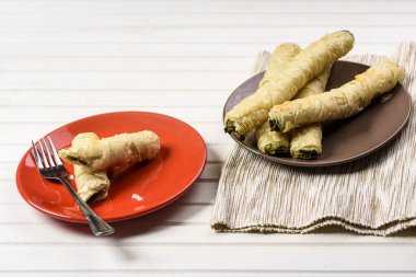 Ispanak ve peynir ile doldurulmuş Phyllo hamur tüpleri.