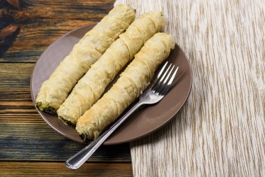 Ispanak ve peynir ile doldurulmuş Phyllo hamur tüpleri.