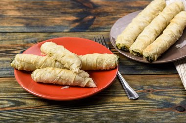 Ispanak ve peynir ile doldurulmuş Phyllo hamur tüpleri.