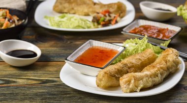 Çeşitli soslarda servis edilen sebzeli ve tavuklu ev yapımı börek.